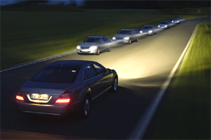 Sistema de ajuste autom�tico de las luces de carretera, de Mercedes